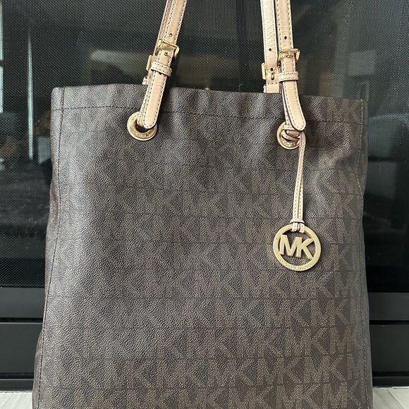 Michael Kors Logo Tote Bag - Picture 2 of 8